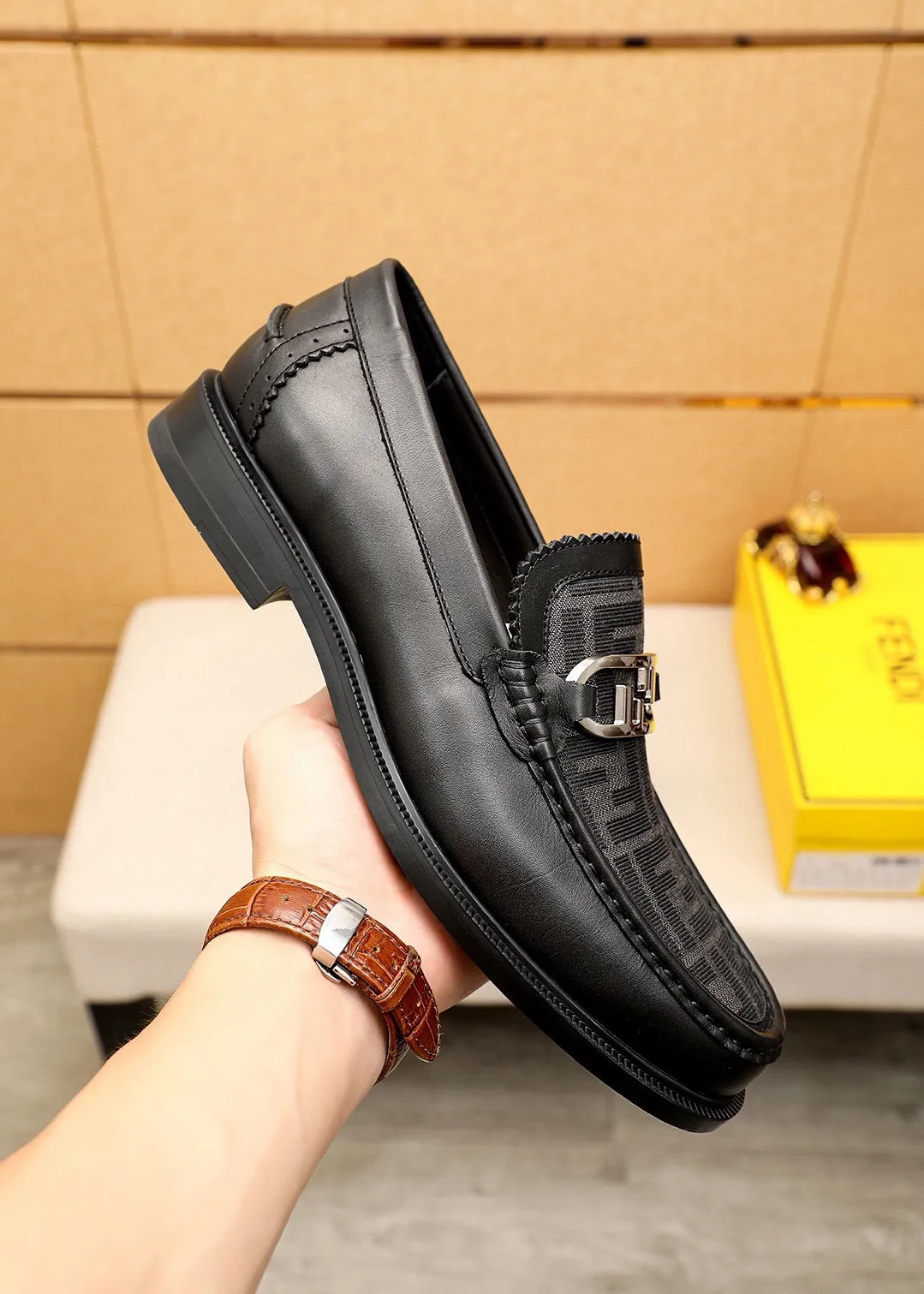 Men's shoes 💰460💰💐 Product trademark: FENDI [Fendi] casual leather shoes Regular size: 38-44 (45🉑️customized) Product materials: Selected imported first-layer cowhide upper + luxury hardware buckle, imported cowhide lining. Strong three-dimensional visual effect, rubber outsole Color: 2⃣️colors available